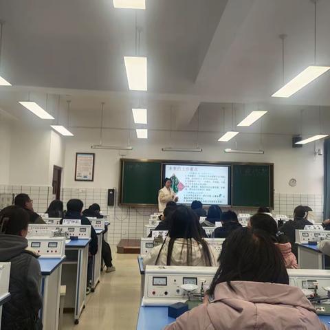 两校携手析期中数据 共研共进谋教学提升——昆明市第十七中学与官渡区大板桥中学联合举办2025 - 2026学年上学期期中质量分析会