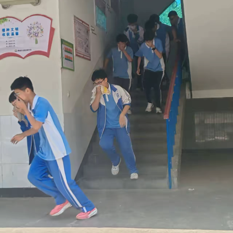 消防演练不松懈    防患 未“燃”护平安 ‍——郾城区初级实验中学开展宿舍消防疏散演练活动 ‍