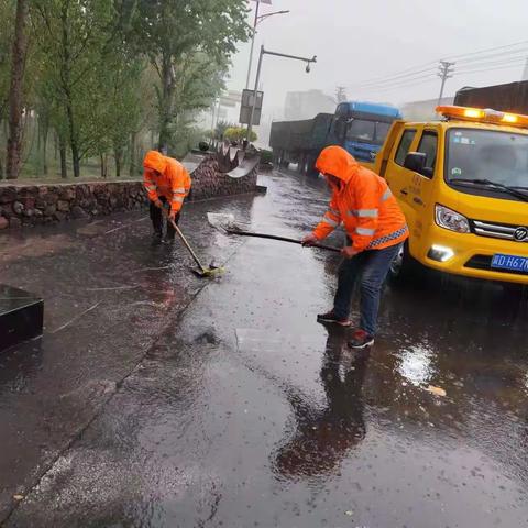 **雨中赞歌：公路养护人的坚守与奉献**