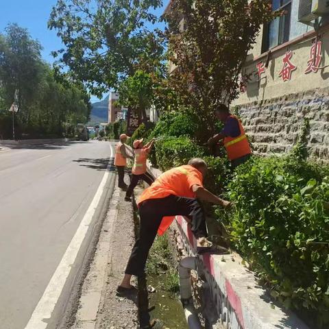 涉县公路站立秋时节除草忙