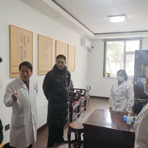 侯马市中医院党支部书记、院长孙云胜带领院务会成员进行春节前安全检查