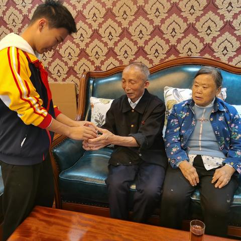 重阳秋色暖，敬老情更浓——804班重阳节活动小记