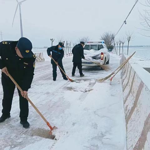 临颍县农管所及时清除路面积雪，保障春运期间农村公路安全畅通