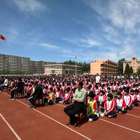 感恩照亮未来 家校共铸辉煌——武安市第四中学（三中分校）感恩励志报告会暨五一假期安全家长会