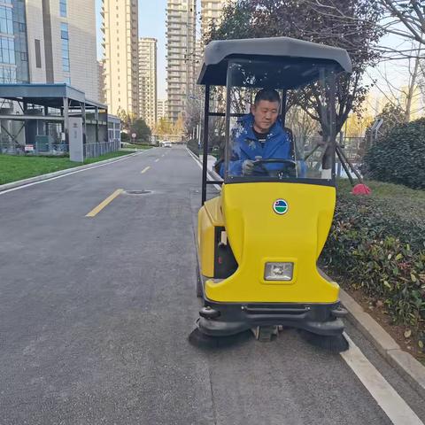 “机械先行、人工补位”高效清落叶 ---西安煤化实业陕煤研究院项目部