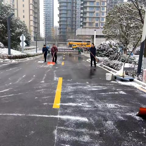 雪落无声   坚守有痕——西安煤化实业陕煤研究院项目部保洁团队风雪护行