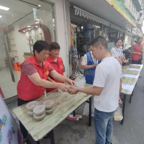 炎炎夏日送清凉，丝丝关怀沁人心