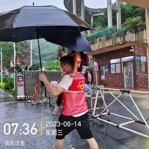 【雨中护学不缺岗.文明南小志愿者】--致敬雨中执勤的忙碌身影