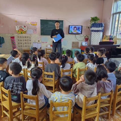 《珍爱眼睛，保护视力》——小神童幼儿园中（2）班家长助教进课堂