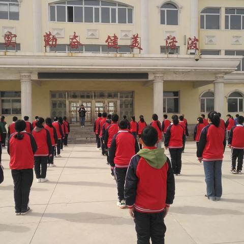 温泉中心小学“老少携手学雷锋，同心协力促振兴”升旗仪式