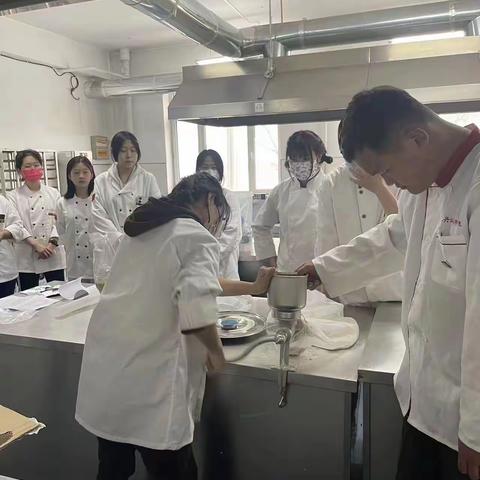 弘扬大国工匠精神，践行专业技能真知 ——现代服务系开展社团活动，学习精酿啤酒加工技术