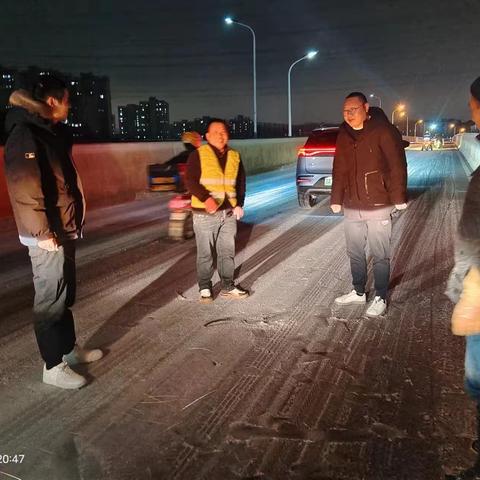 以雪为令齐上阵，清雪除冰保畅通