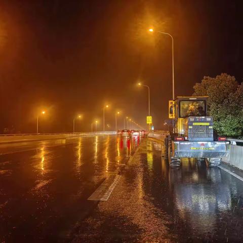 以雪为令，为民开路——花山街综合执法中心城管中队扫雪除冰保安全