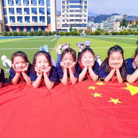 喜迎国庆，三小学子与国旗合个影