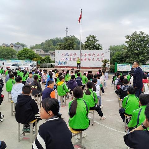 “珍爱生命　预防溺水”---应家乡小学邀请上饶蓝天救援队来校开展防溺水安全知识讲座