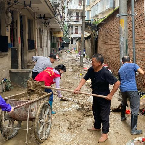 【吴航街道十洋社区】党员冲锋在前护家园，按下防汛救灾“加速键”