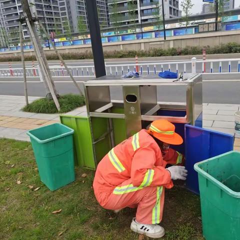 环卫“逆行”不松懈，洁净城市迎“五一”