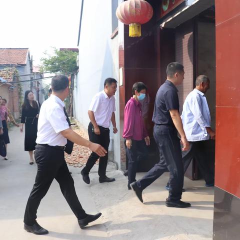 潍坊市教育局领导到青州看望王连霞老师