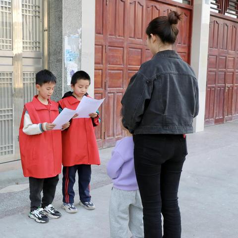 小手拉大手   共建文明家园