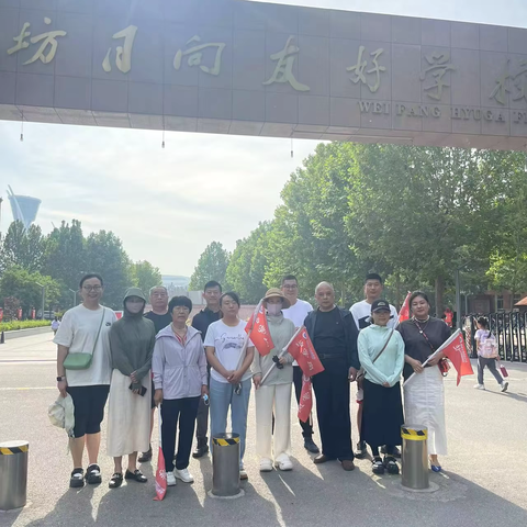 微雨过，小荷翻，榴花开欲然；夏日炎，新蝉鸣，爱岗护学情。——潍坊日向友好学校2022级10班第六次家长安全护学执勤