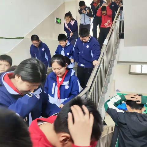 实战演练防踩踏 安全教育润童心——东风学校防踩踏演练