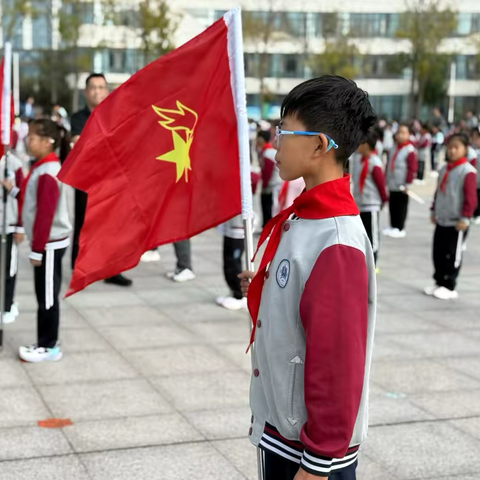 “红旗飘飘，节约领航”——滨海区鹏城学校举行“行为习惯”主题升旗仪式