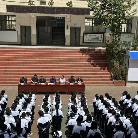 爱心企业助成长，校服传情育栋梁