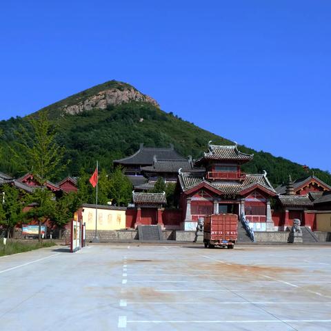 豫西熊耳山有中原“四大名寺”之一，山上的“八大奇景”和“四大绝胜”名甲天下