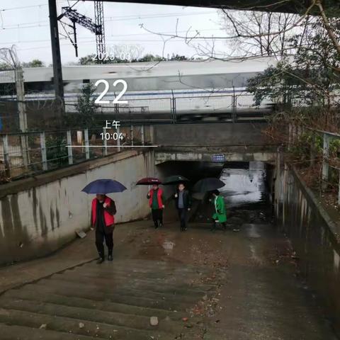 南昌市青云谱区青云谱镇全力做好大雨天气铁路沿线安全排查