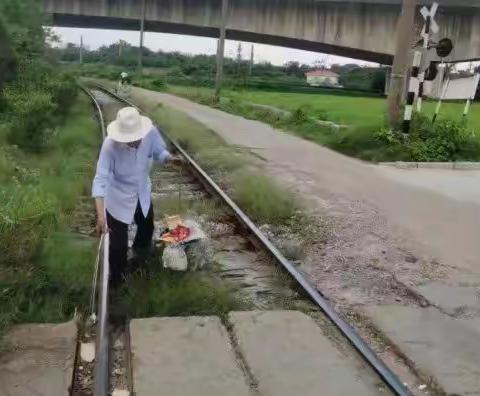 青云谱区青云谱镇整治铁路沿线环境卫生