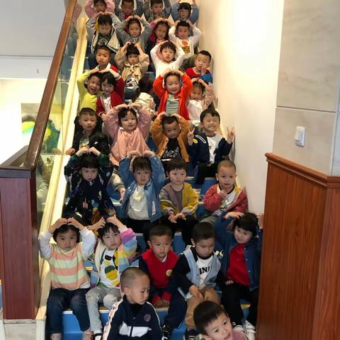 吉首市第十三幼儿园小五班美篇                        “ 幼”见美好！