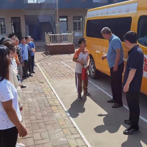 “安全铸造幸福 共守美好童年”——小丘镇中原小学校车安全应急演练活动