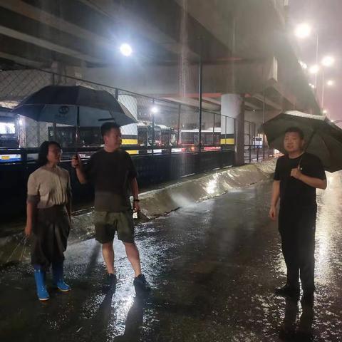 建设路街道：闻“汛”而动    尽显“雨中情”