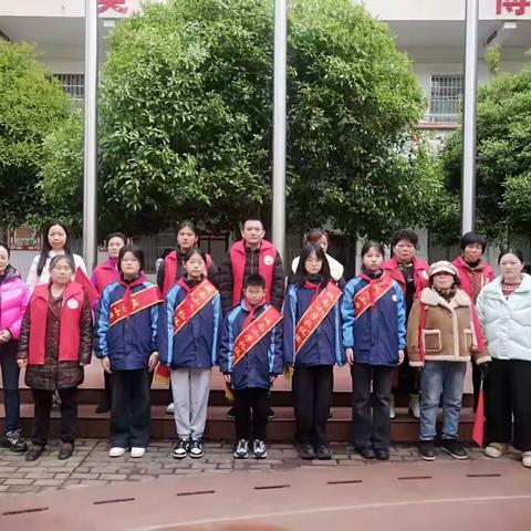 爱心护学岗，携手筑平安——城南小学43班家长志愿者执勤纪实