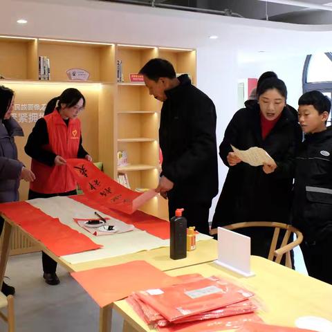 工行温州洞头支行开展“送万福进万家”书法公益活动