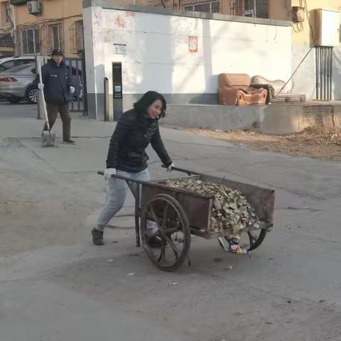 工业街街道红选路社区开展“清扫落叶暖人心·志愿服务我先行”活动