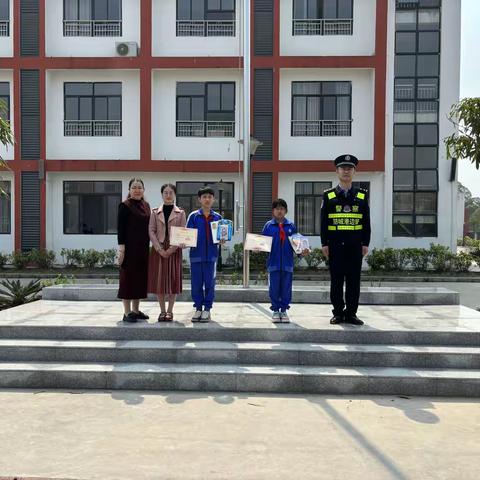 区六小学生拾金不昧 派出所“上门送礼”