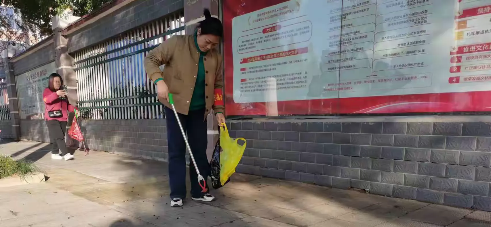 简篇-新城学校五年级198班“学雷锋、小手拉大手”实践活动
