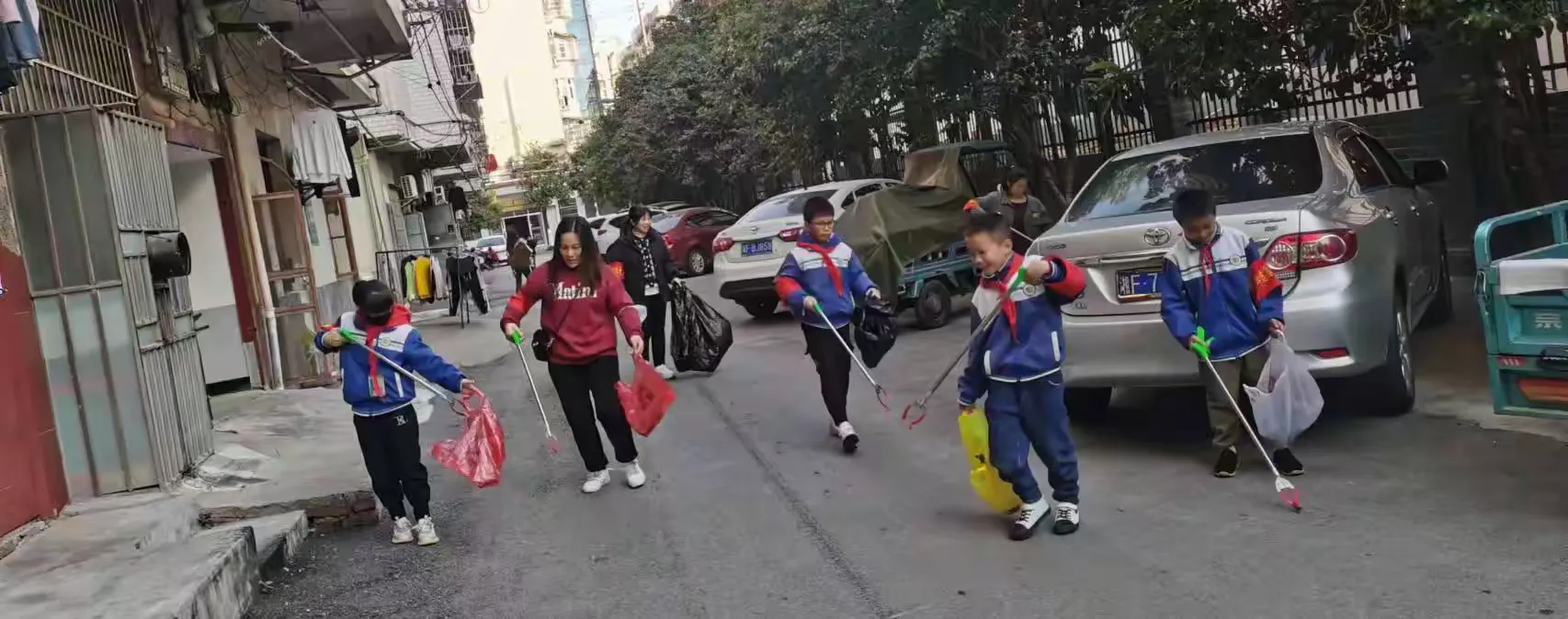 简篇-新城学校五年级198班“学雷锋、小手拉大手”实践活动
