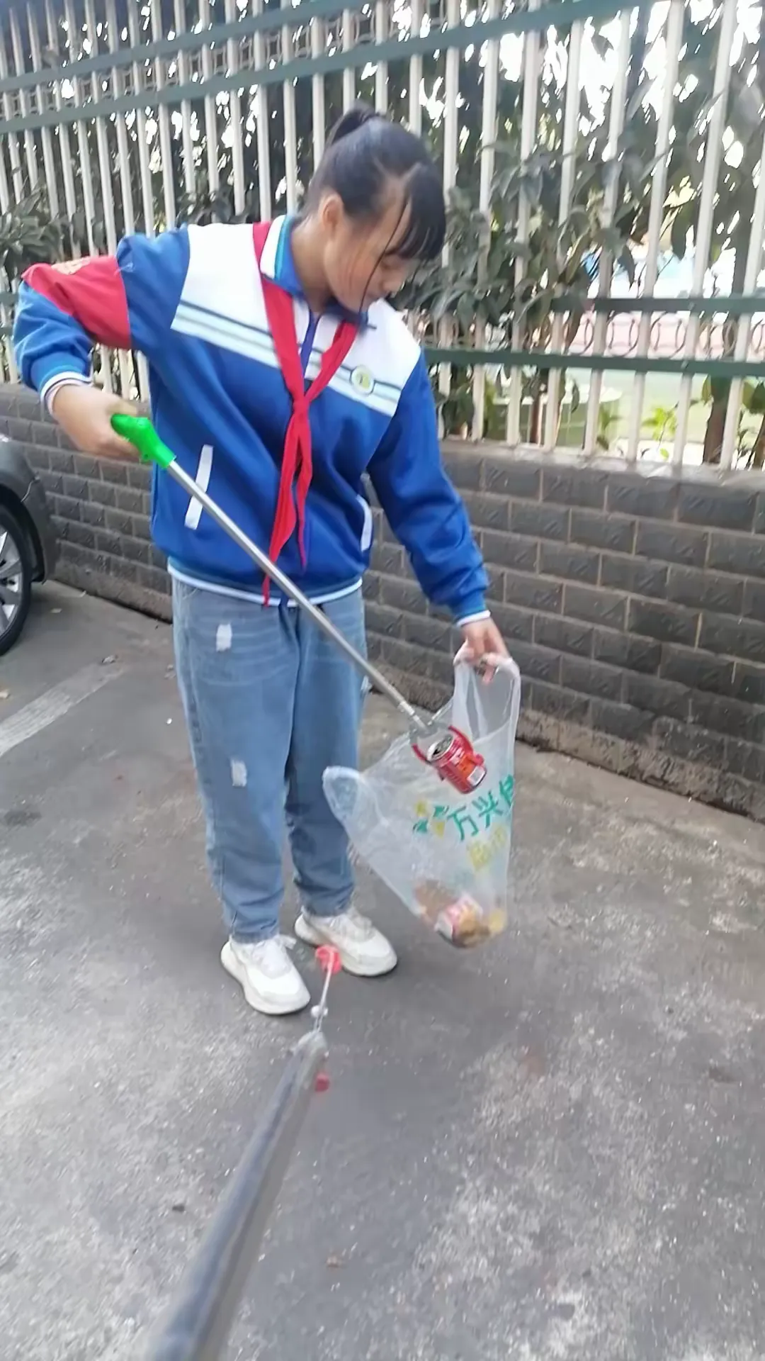 简篇-新城学校五年级198班“学雷锋、小手拉大手”实践活动