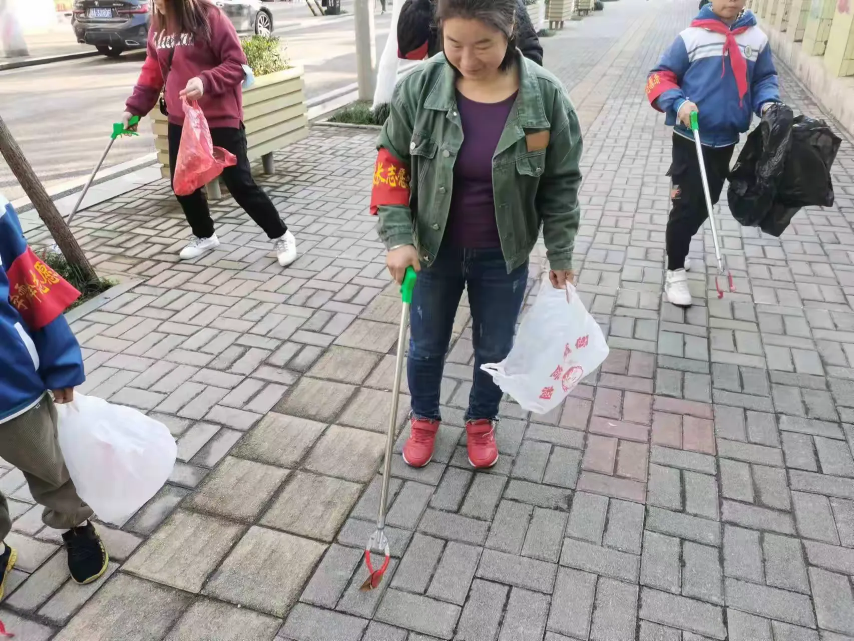 简篇-新城学校五年级198班“学雷锋、小手拉大手”实践活动