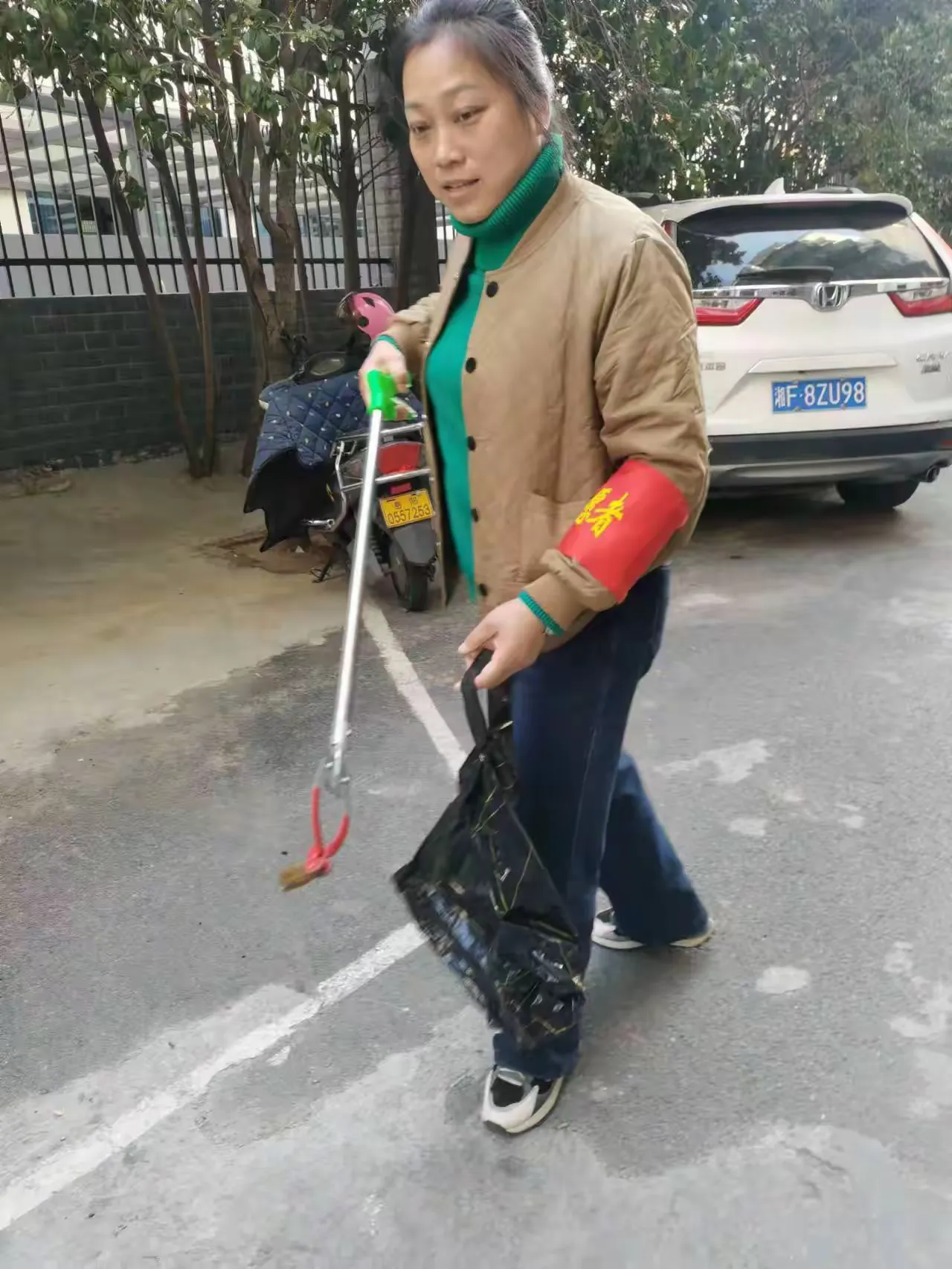 简篇-新城学校五年级198班“学雷锋、小手拉大手”实践活动