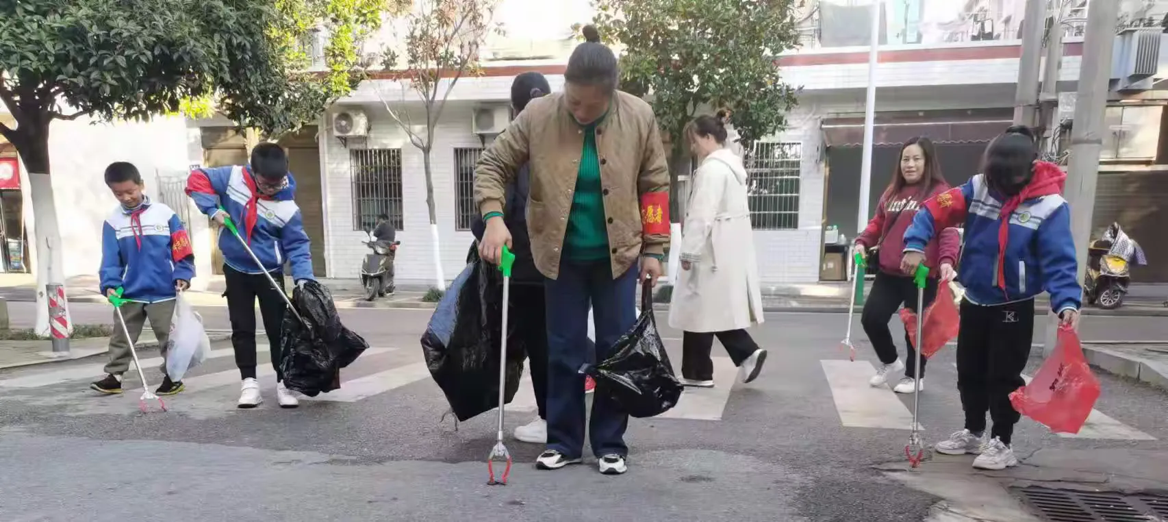 简篇-新城学校五年级198班“学雷锋、小手拉大手”实践活动