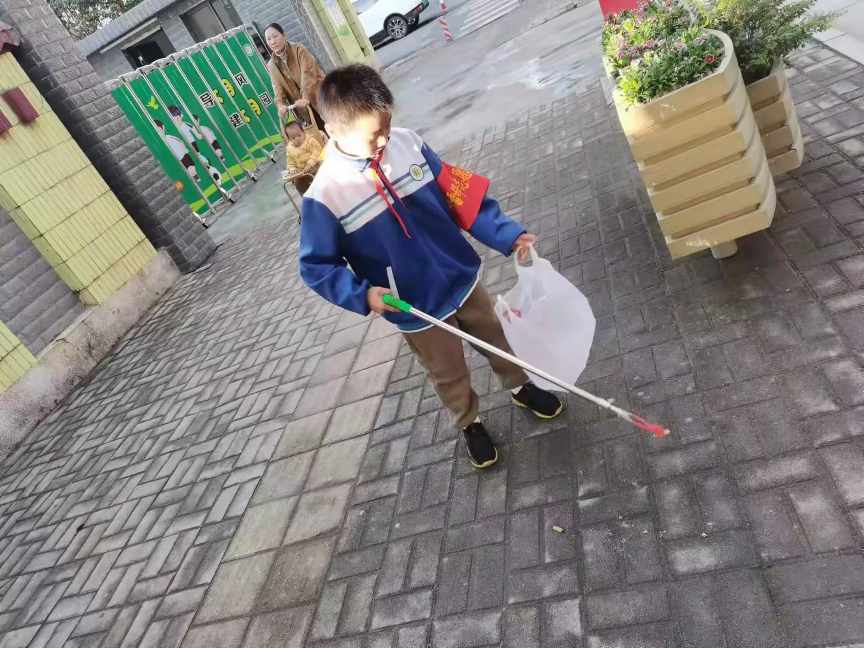 简篇-新城学校五年级198班“学雷锋、小手拉大手”实践活动