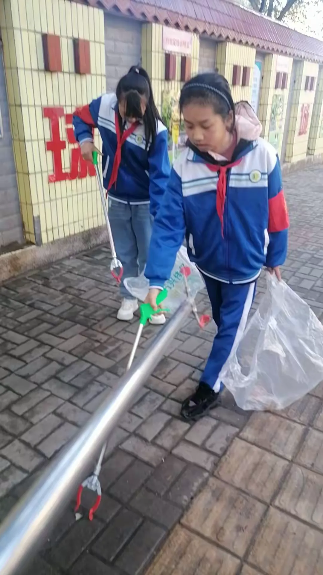 简篇-新城学校五年级198班“学雷锋、小手拉大手”实践活动