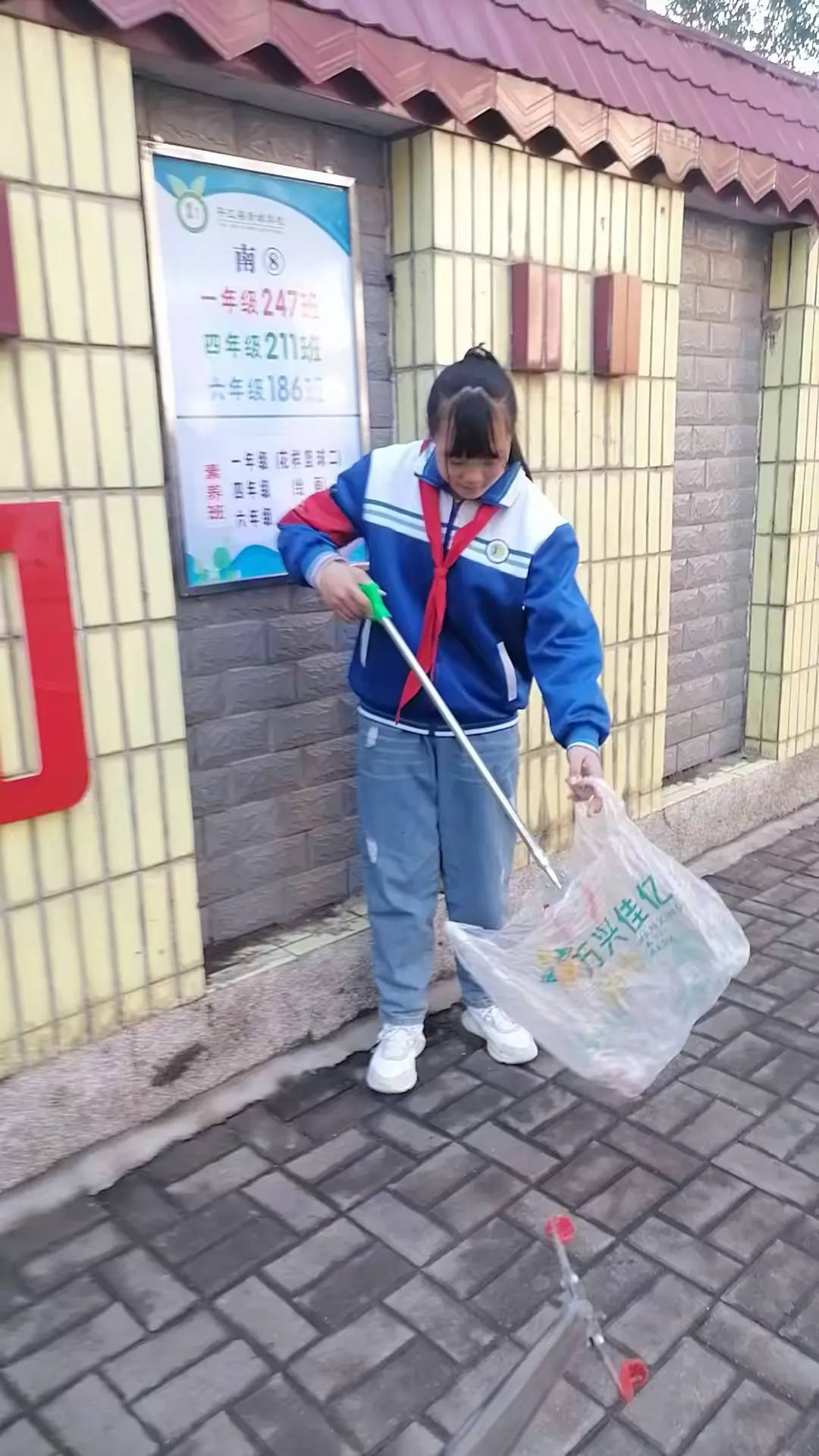 简篇-新城学校五年级198班“学雷锋、小手拉大手”实践活动