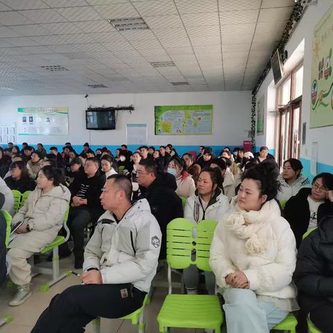 凝心聚力助成长 踔厉奋发向未来 ——额市二中初二家长会圆满举行