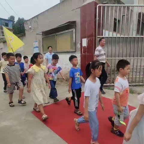 参观小学初体验 幼小衔接零距离——紫云镇黄柳小学迎黄柳村大风车幼儿园参观纪实（副本）