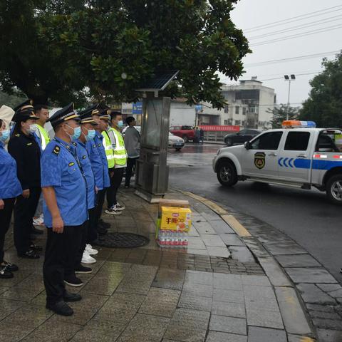 城管局党组看望慰问节日期间雨中值守的一线工作人员