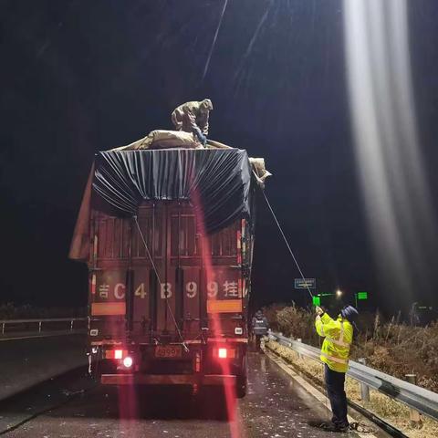 雨寒情暖，那一抹高速“暖色”